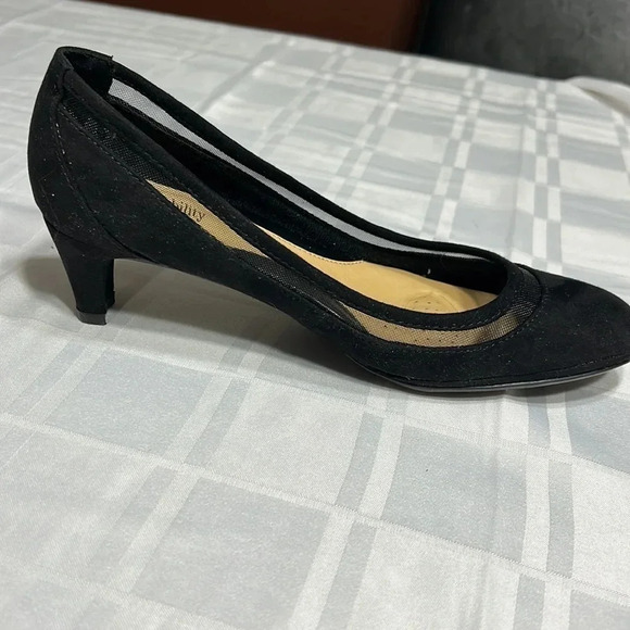 Kitten heel , mesh, black ,suede look shoes , extra comfort. - Picture 1 of 15